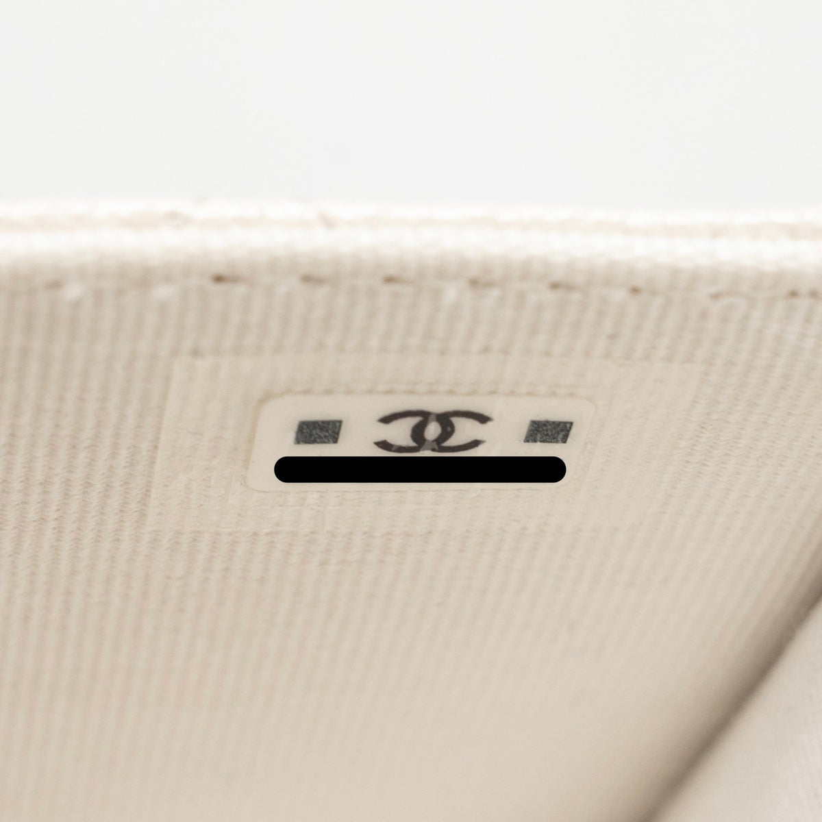 chanel-wallet-on-chain-white