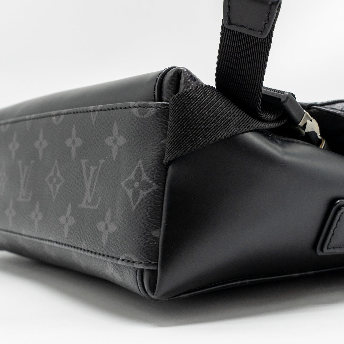 louis-vuitton-messenger-voyager-pm-monogram-canvas-black-shw