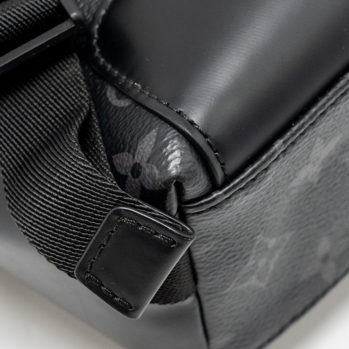 louis-vuitton-messenger-voyager-pm-monogram-canvas-black-shw