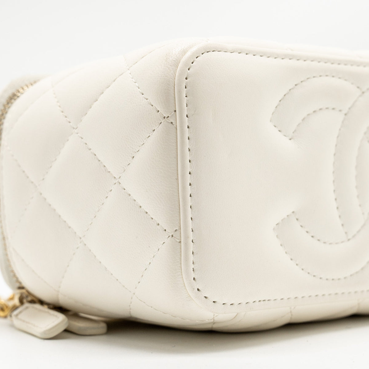 chanel-pearl-crush-long-vanity-case-lambskin-white-ghw-microchip