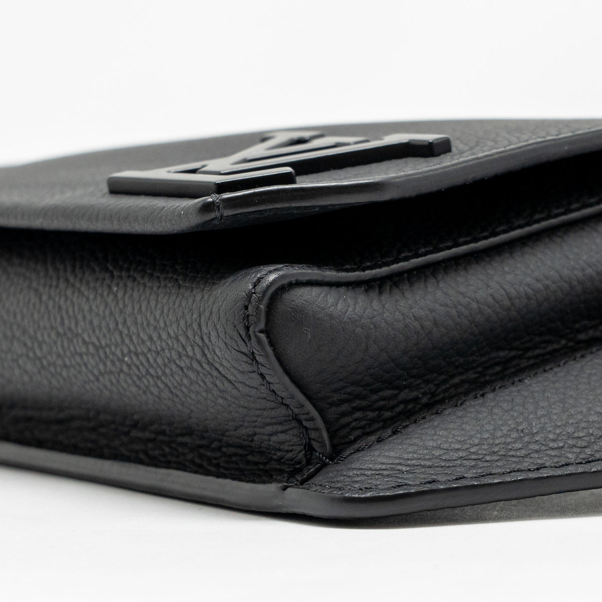 louis-vuitton-aerogram-takeoff-sling-black-grained-calfskin-black-hardware