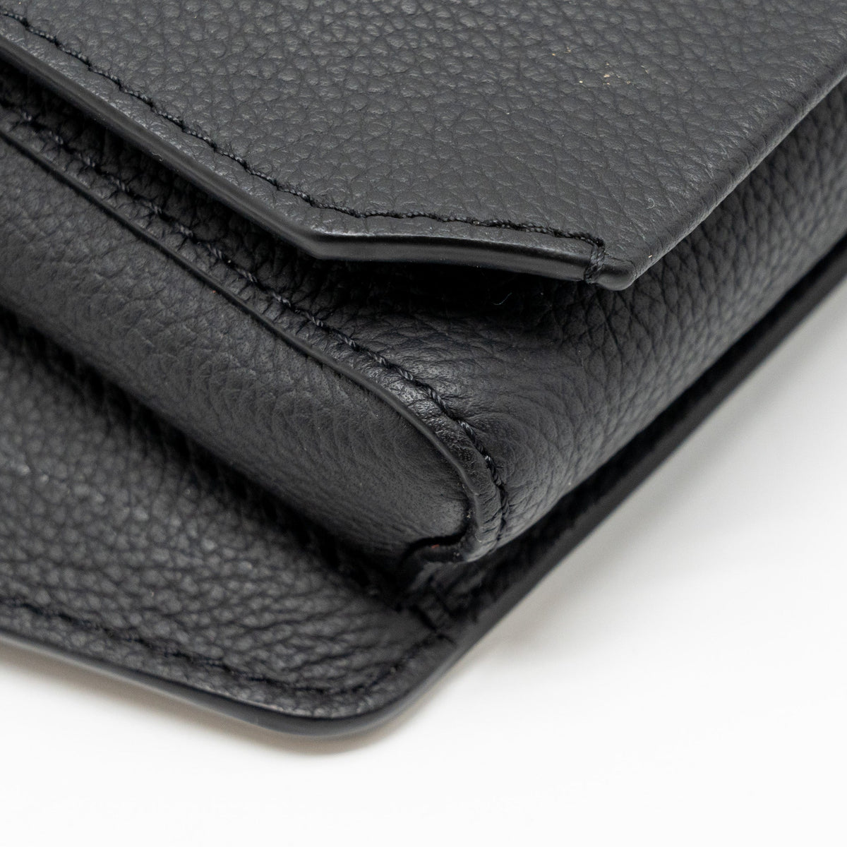 louis-vuitton-aerogram-takeoff-sling-black-grained-calfskin-black-hardware