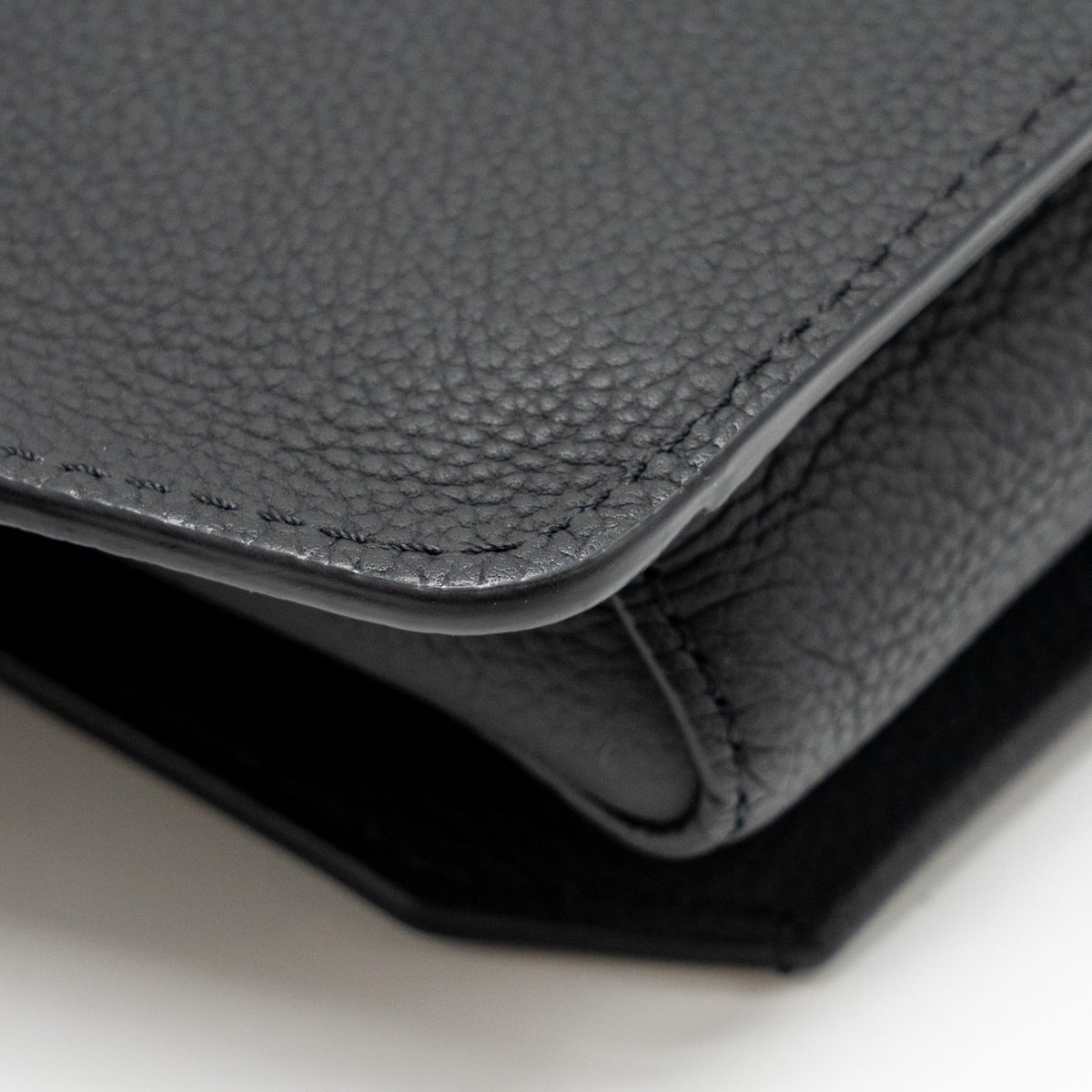 louis-vuitton-aerogram-takeoff-sling-black-grained-calfskin-black-hardware