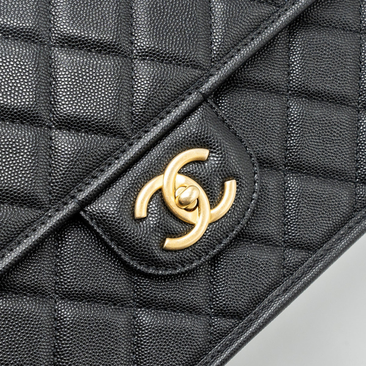 chanel-22k-large-backpack-caviar-black-ghwmicrochip