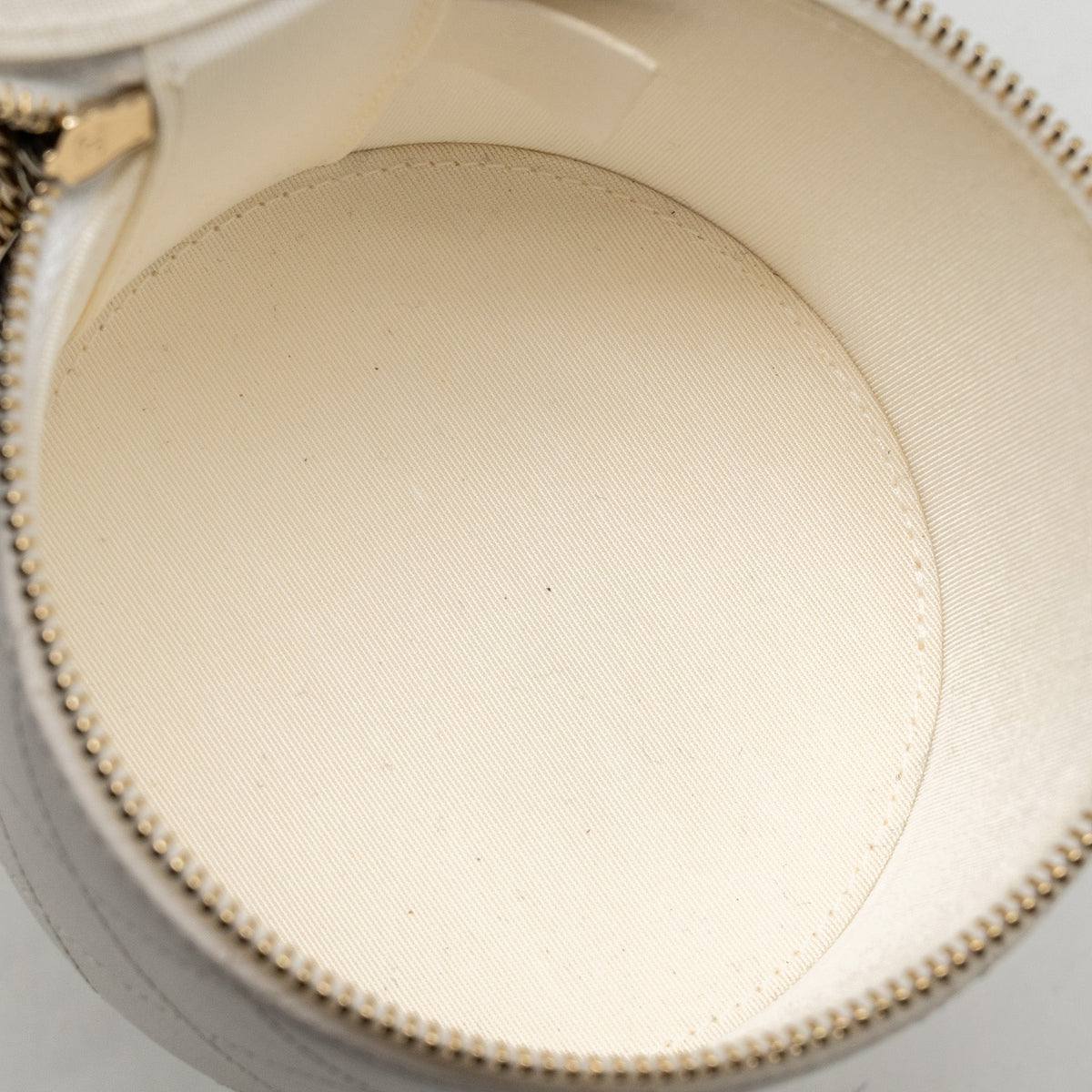 chanel-cc-logo-chains-with-charm-vanity-calfskin-white-lghw
