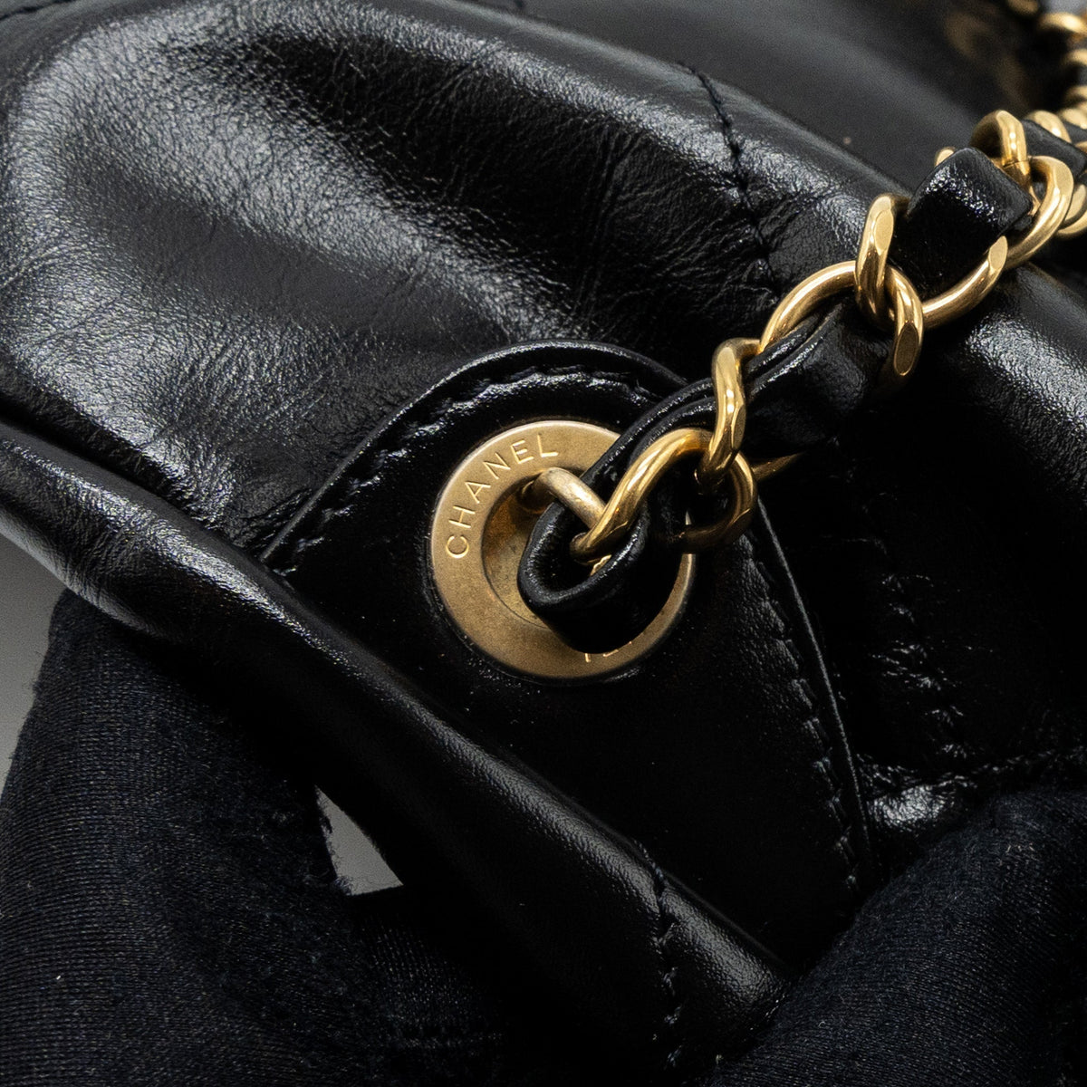 chanel-22-backpack-shiny-calfskin-black-ghwmicrochip