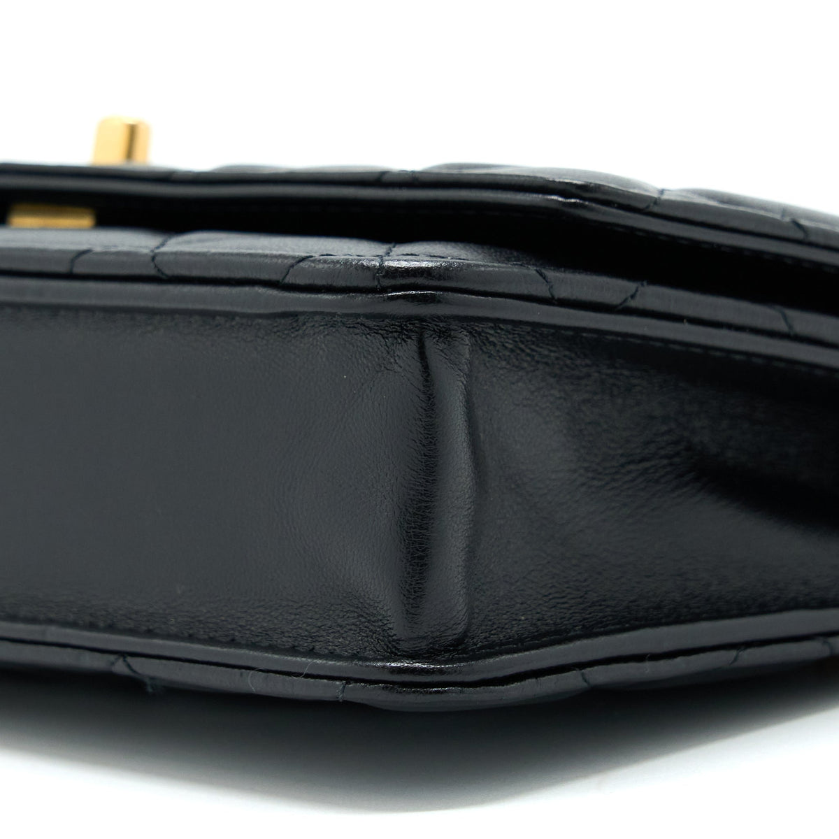 chanel-21s-wallet-on-chain-with-pearl-cc-logo-round-handle-lambskin-black-brushed-ghw
