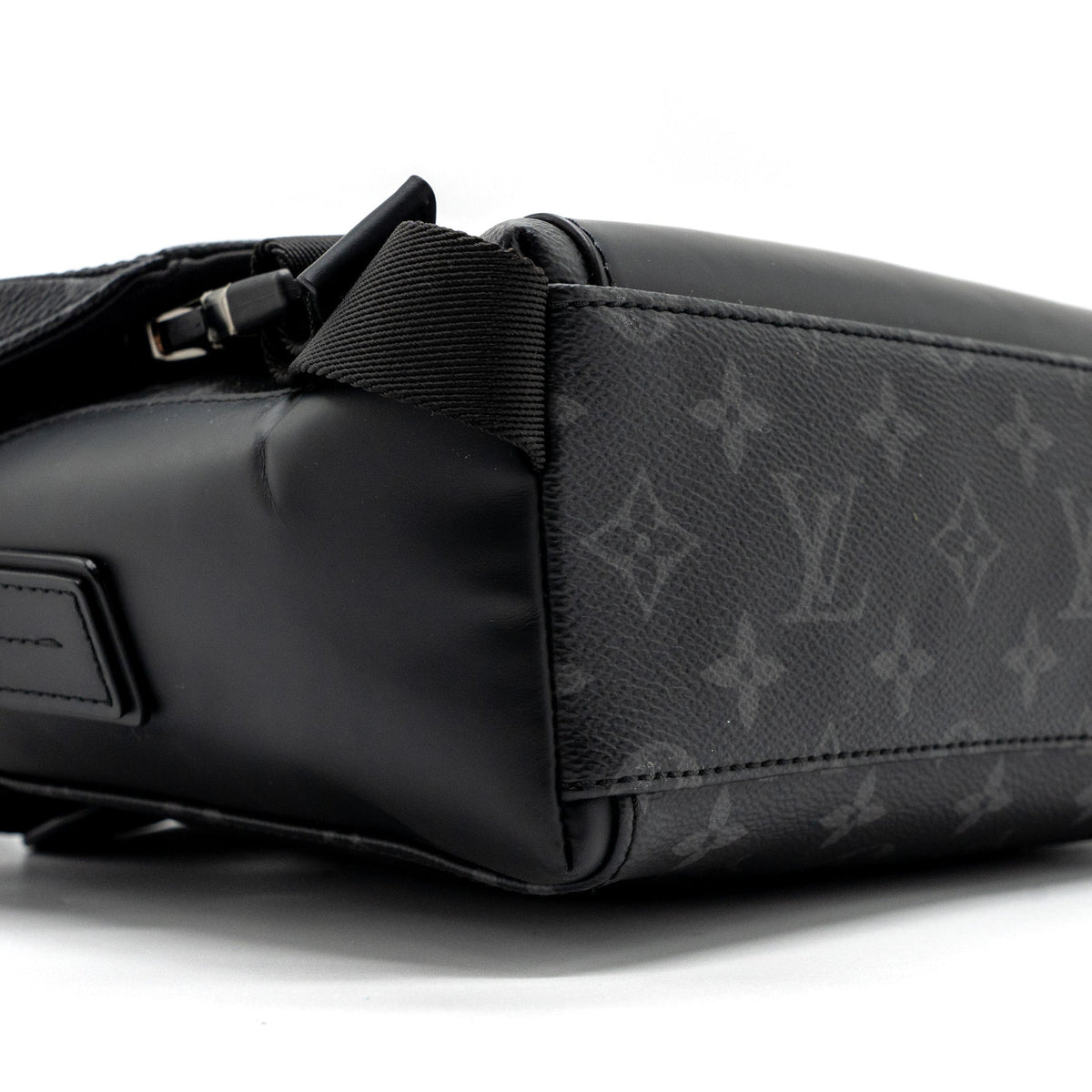 louis-vuitton-messenger-pm-voyoger-monogram-eclipse-canvas-shw