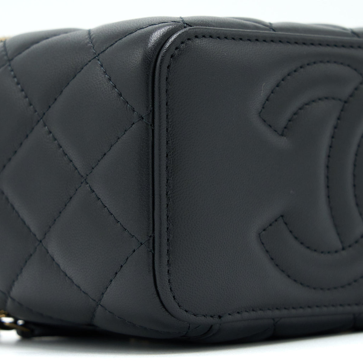 chanel-22b-pearl-crush-long-vanity-with-chain-lambskin-black-ghw-1