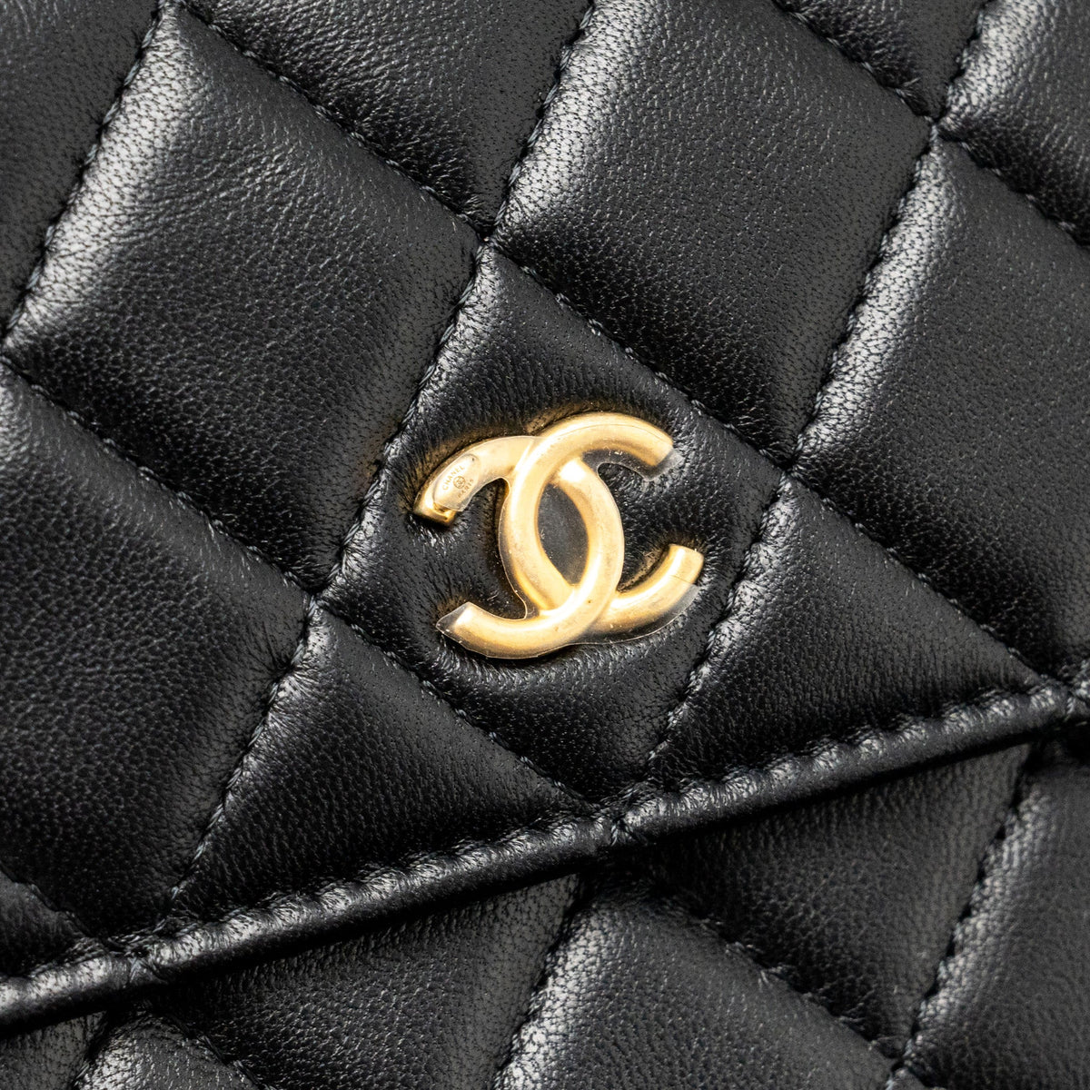 chanel-pearl-crush-mini-flap-wallet-with-chain-lambskin-black-ghw-microchip-copy-1