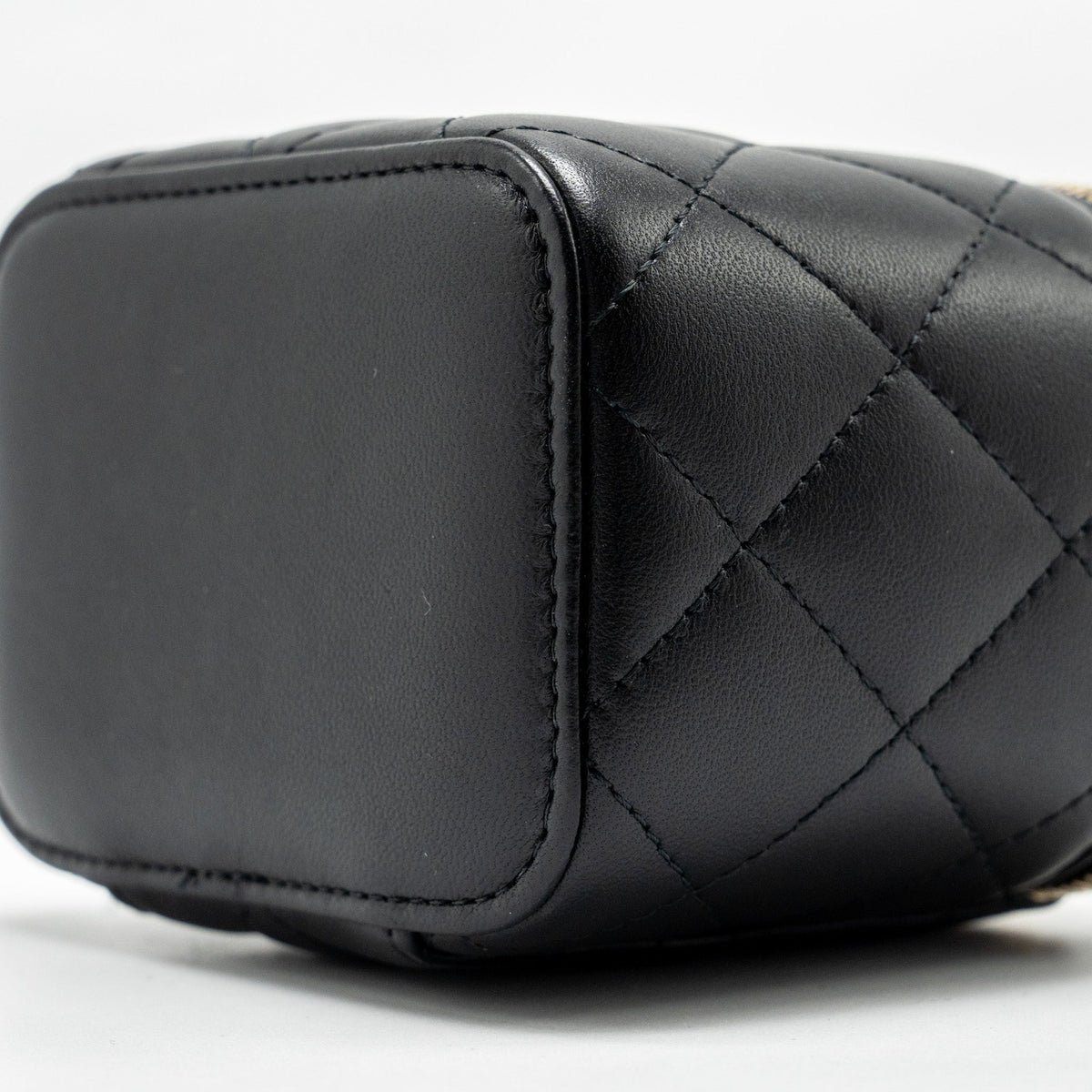 chanel-pearl-crush-mini-vanity-case-lambskin-black-ghw-copy