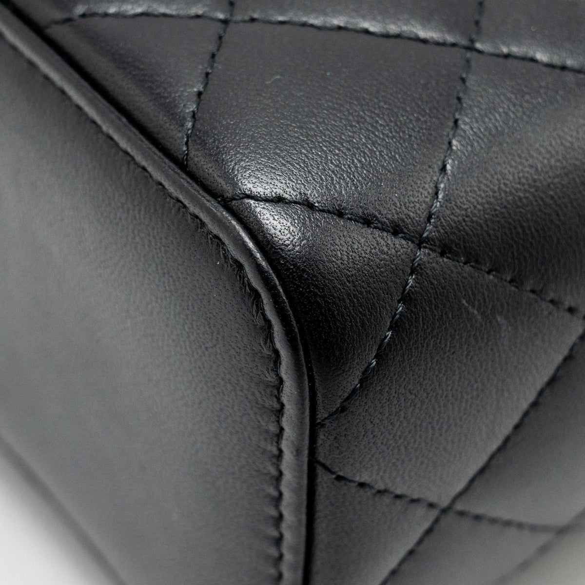 chanel-pearl-crush-mini-vanity-case-lambskin-black-ghw-copy