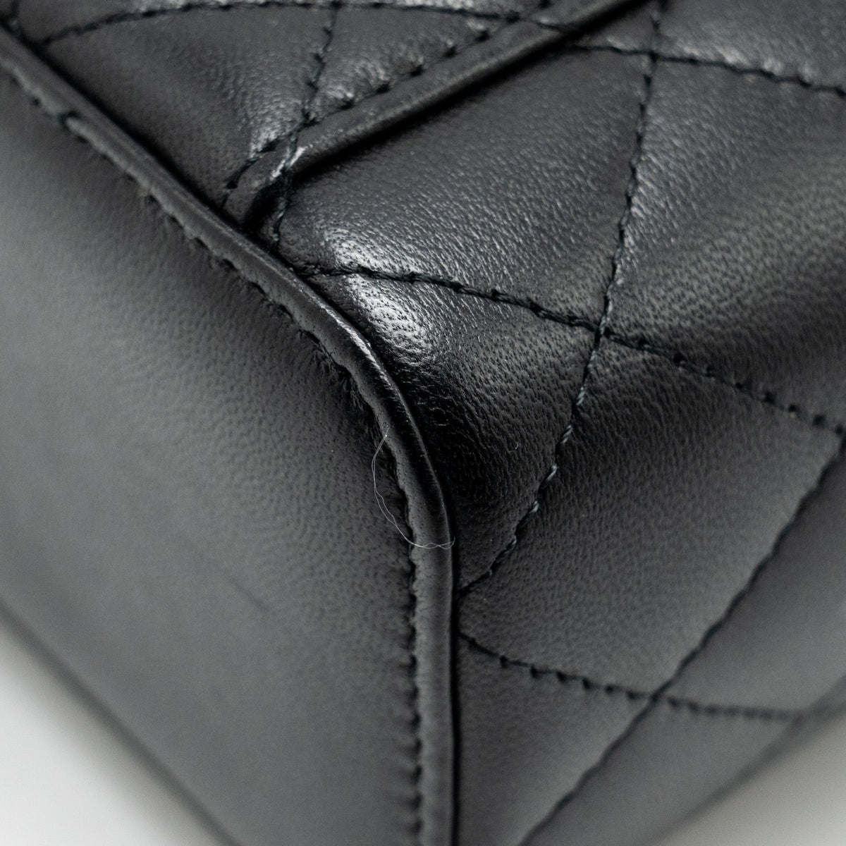 chanel-pearl-crush-mini-vanity-case-lambskin-black-ghw-copy