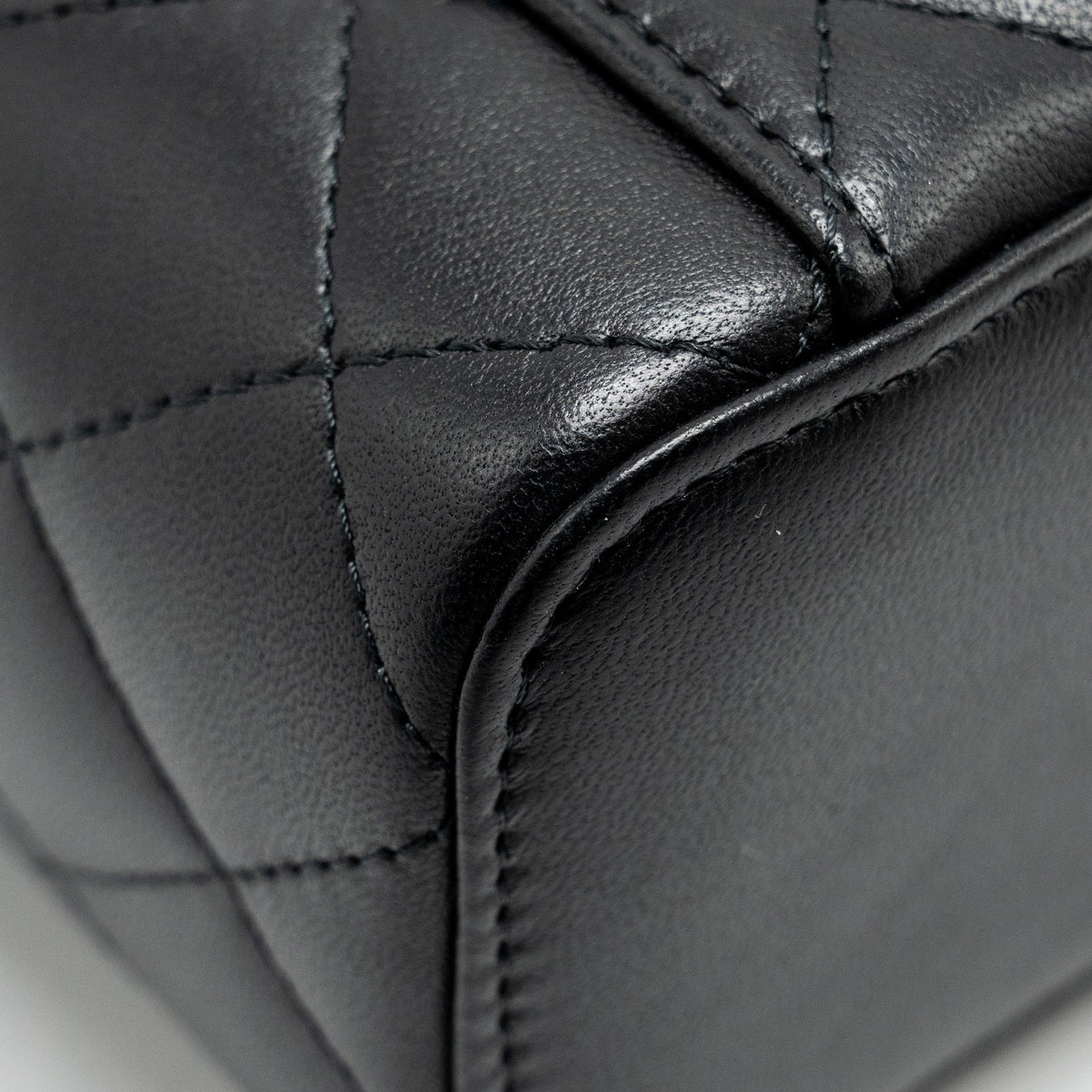 chanel-pearl-crush-mini-vanity-case-lambskin-black-ghw-copy