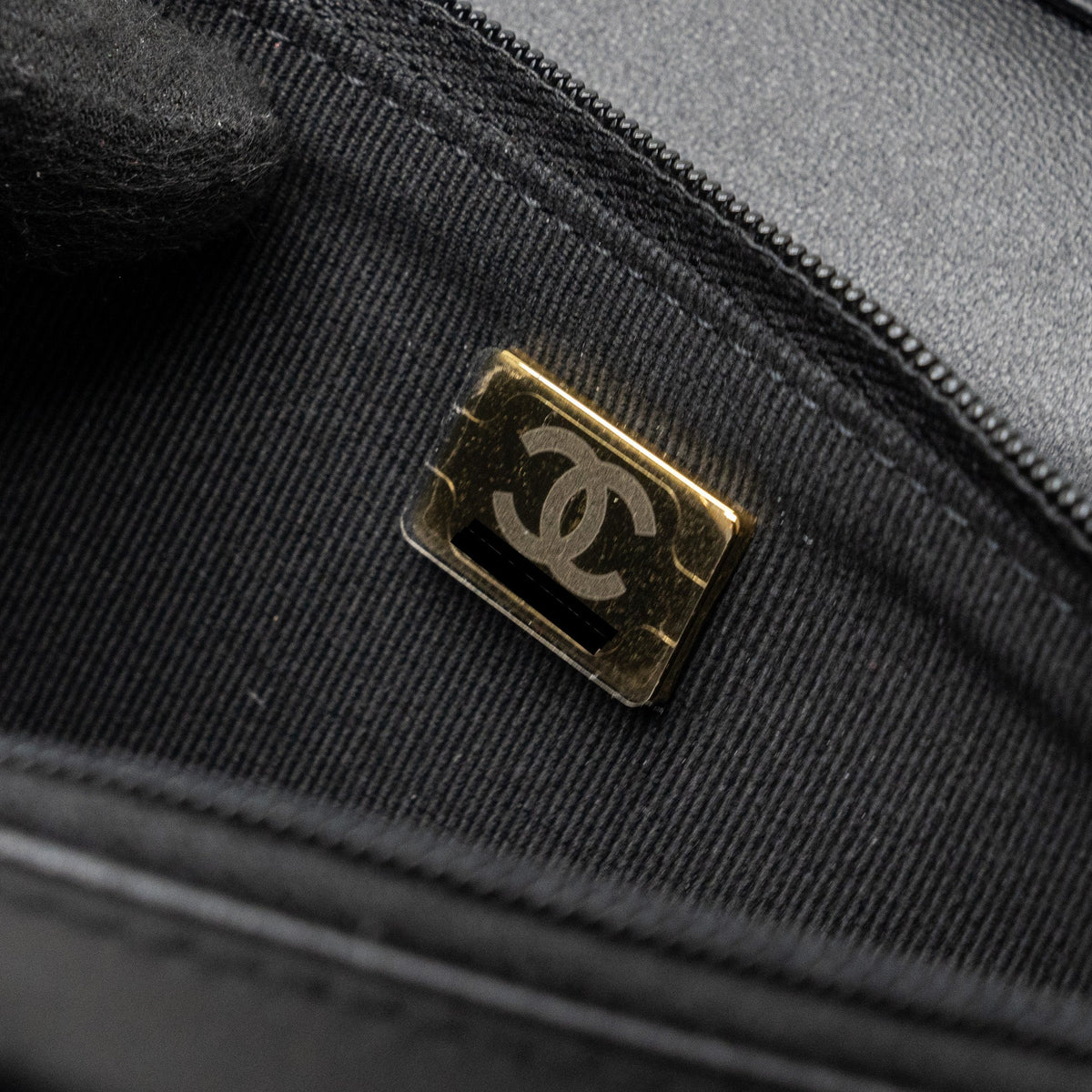 chanel-coco-heart-wallet-on-chain-lambskin-blackmicrochip