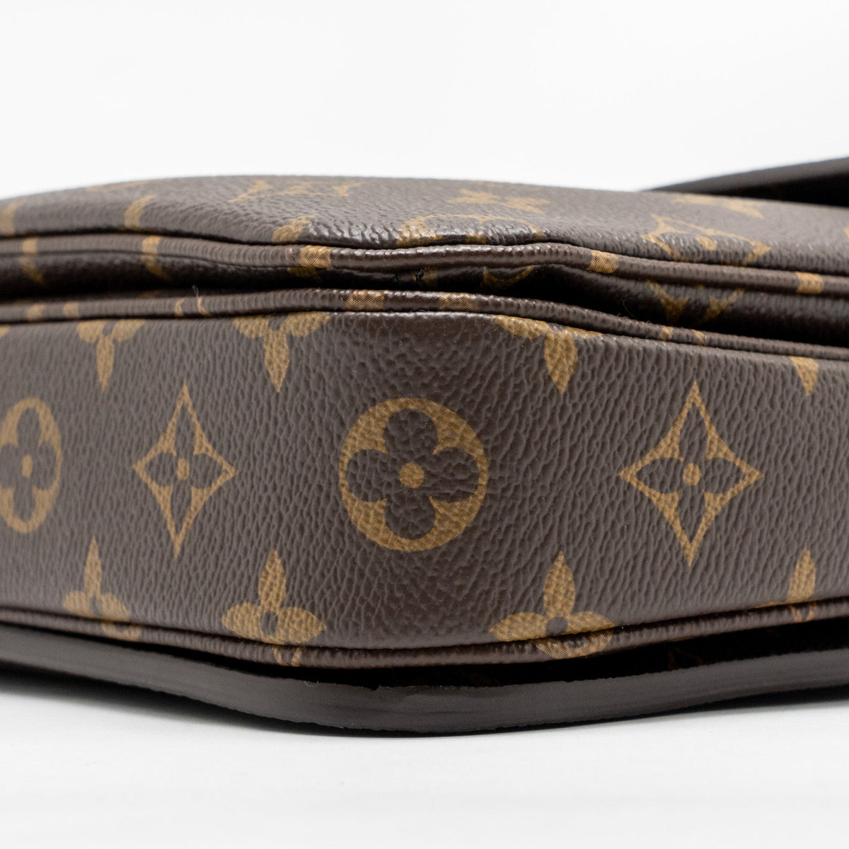 louis-vuitton-pochette-metis-monogram-canvas-ghw-34