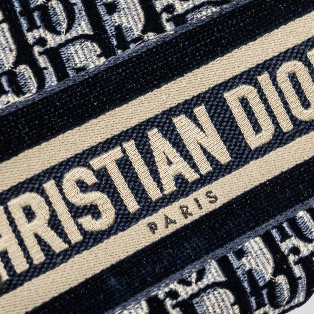 dior-beauty-pouch-blue-dior-oblique-jacquard-velvet-ghw