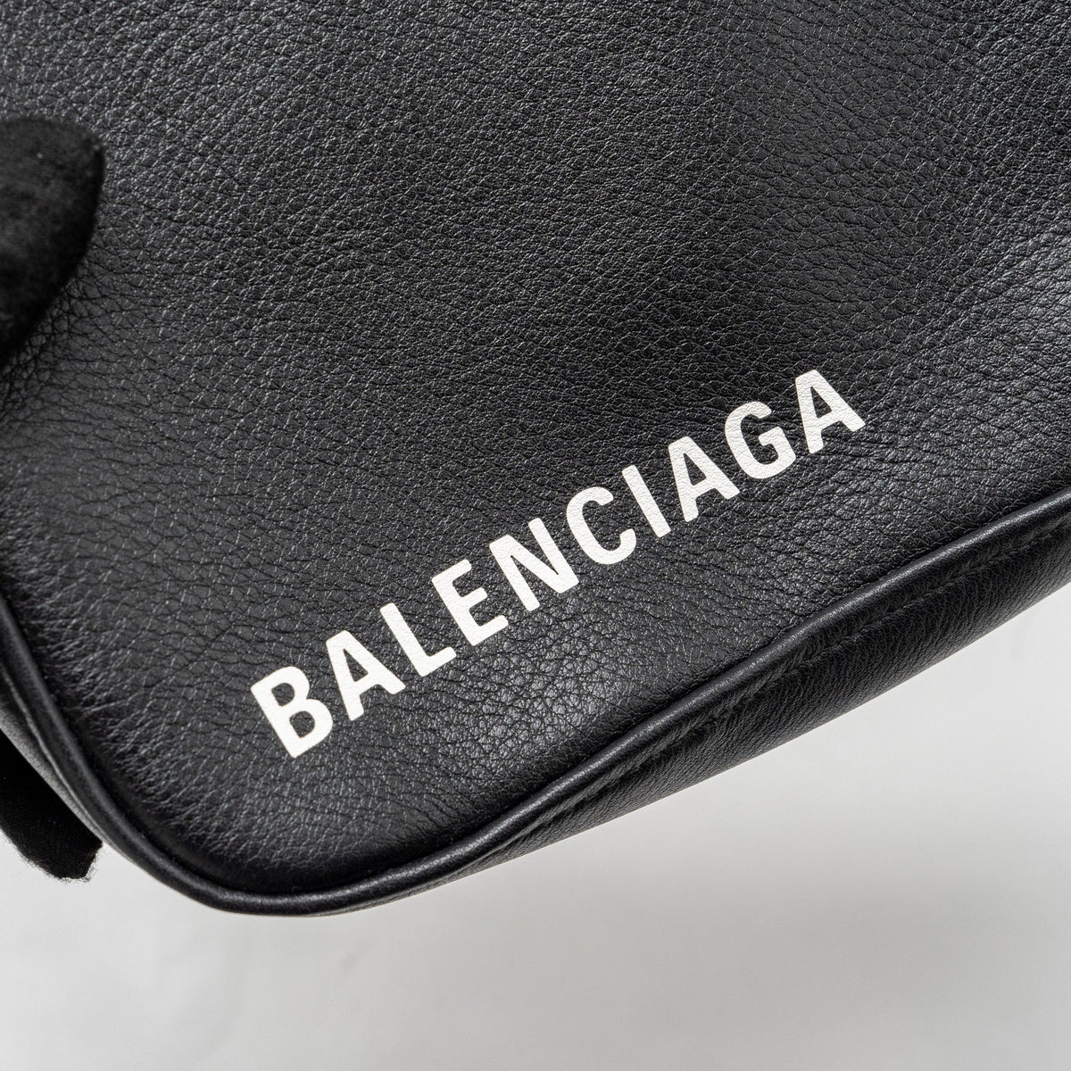 balenciaga-triangle-zip-clutch-calfskin-black-shw