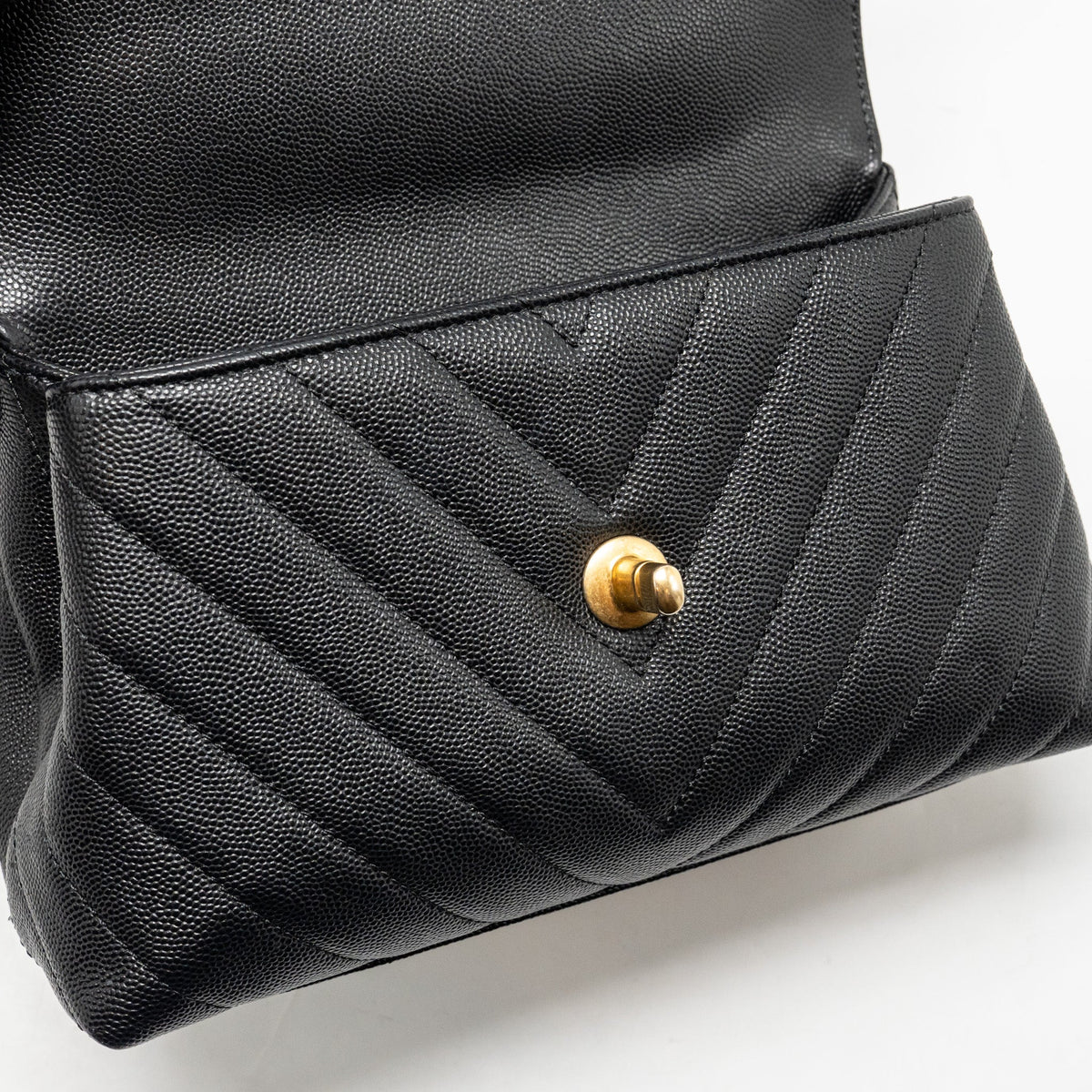 chanel-small-coco-handle-with-lizard-embossed-handle-chevron-caviar-black-ghw