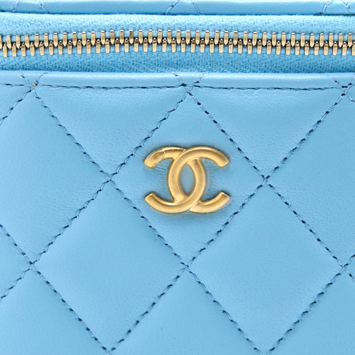 chanel-22s-pearl-crush-mini-vanity-case-lambskin-light-blue-brushed-ghw