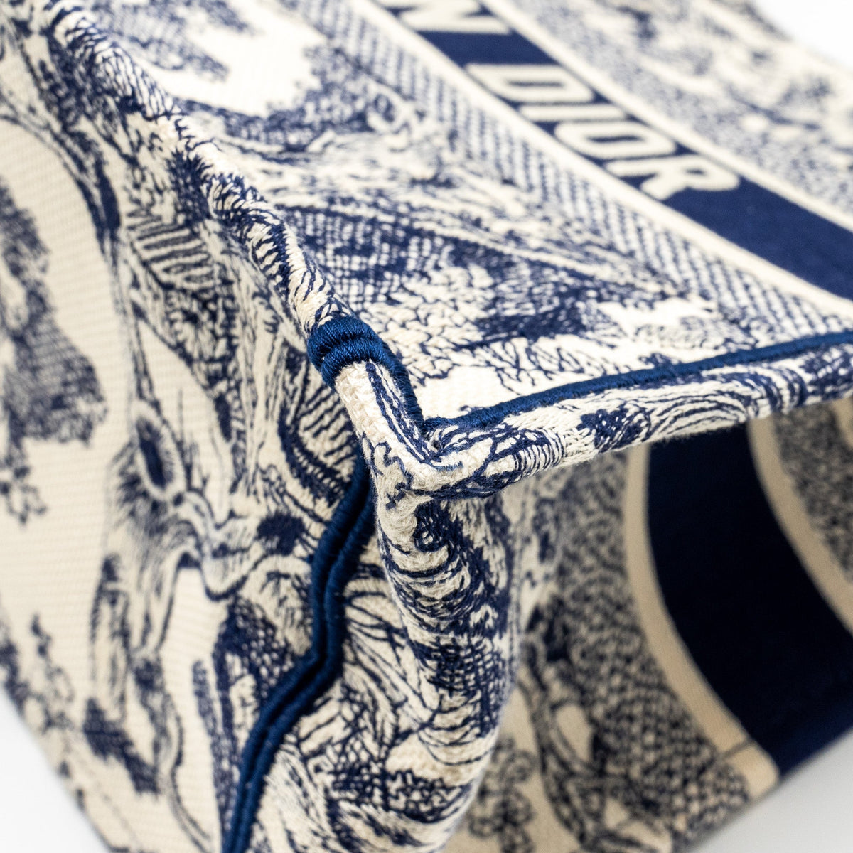 dior-medium-book-tote-toile-de-jouy-emboidery