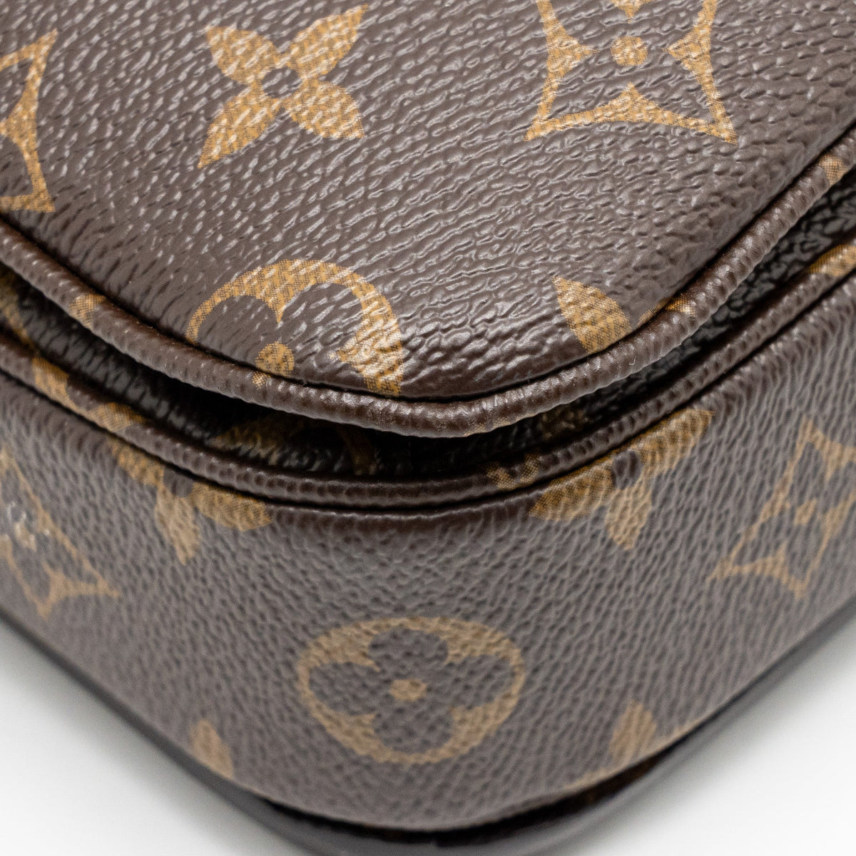 louis-vuitton-pochette-metis-monogram-canvas-ghw-35