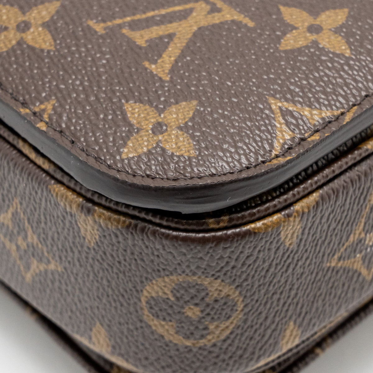 louis-vuitton-pochette-metis-monogram-canvas-ghw-35