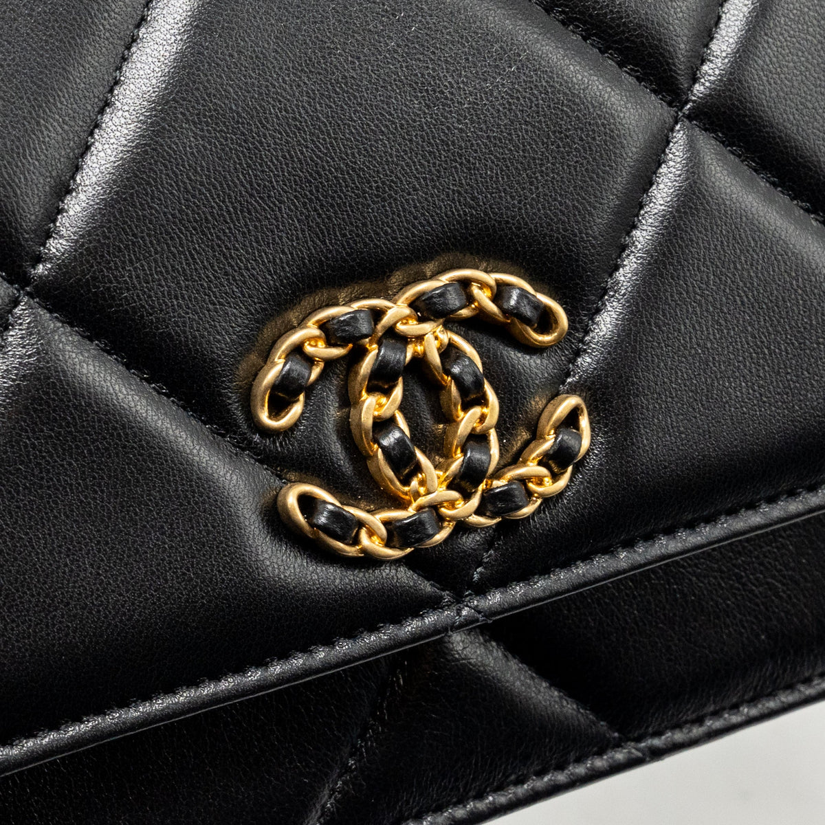 chanel-19-wallet-on-chain-lambskin-black-multicolour-hardware-2