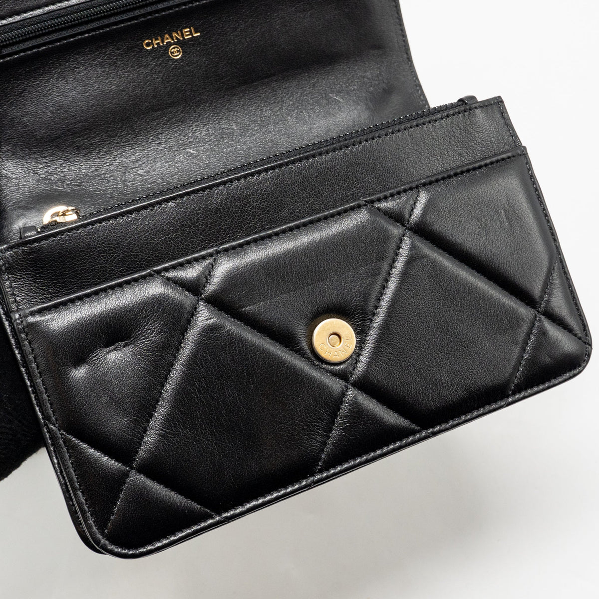 chanel-19-wallet-on-chain-lambskin-black-multicolour-hardware-2