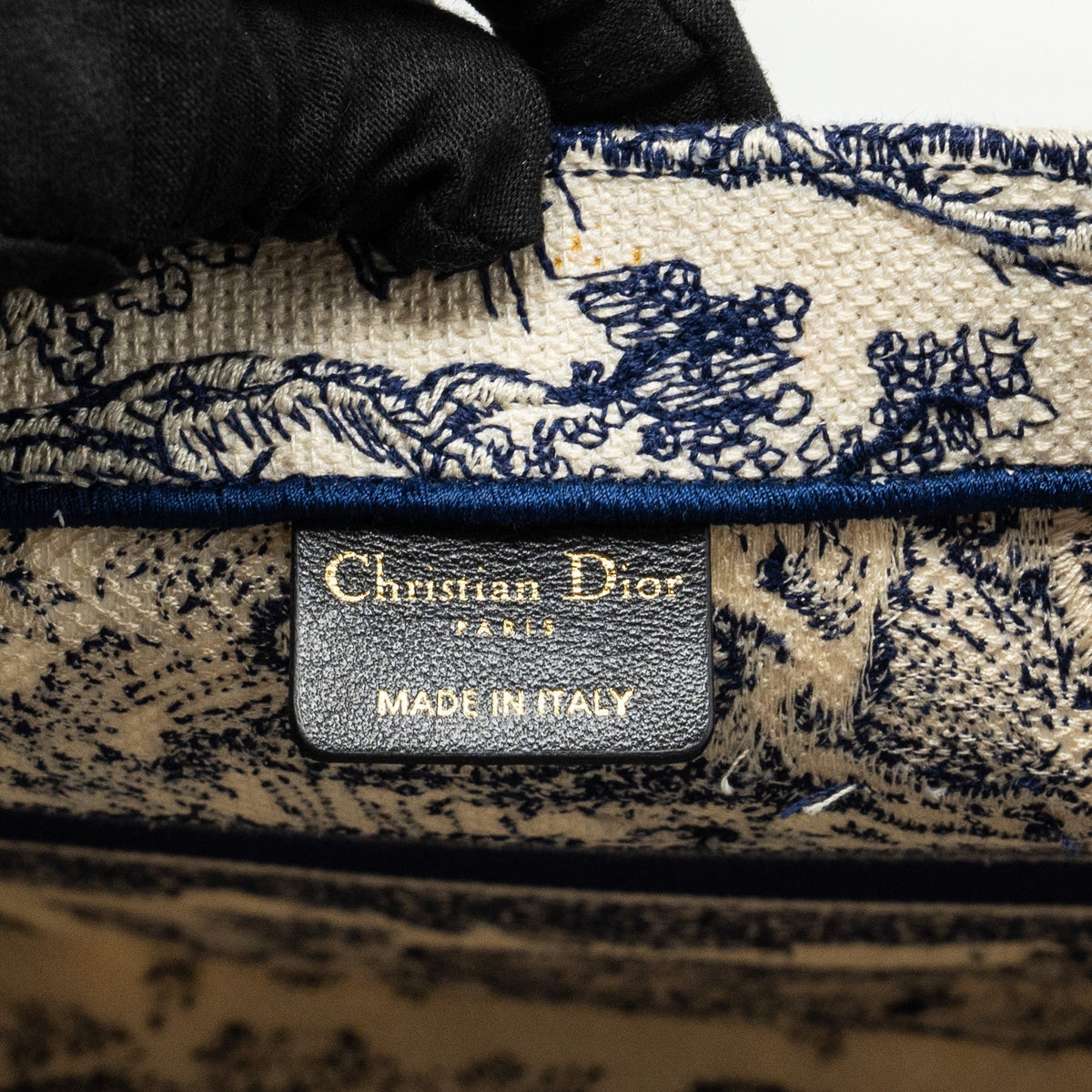 dior-medium-book-tote-toile-de-jouy-emboidery