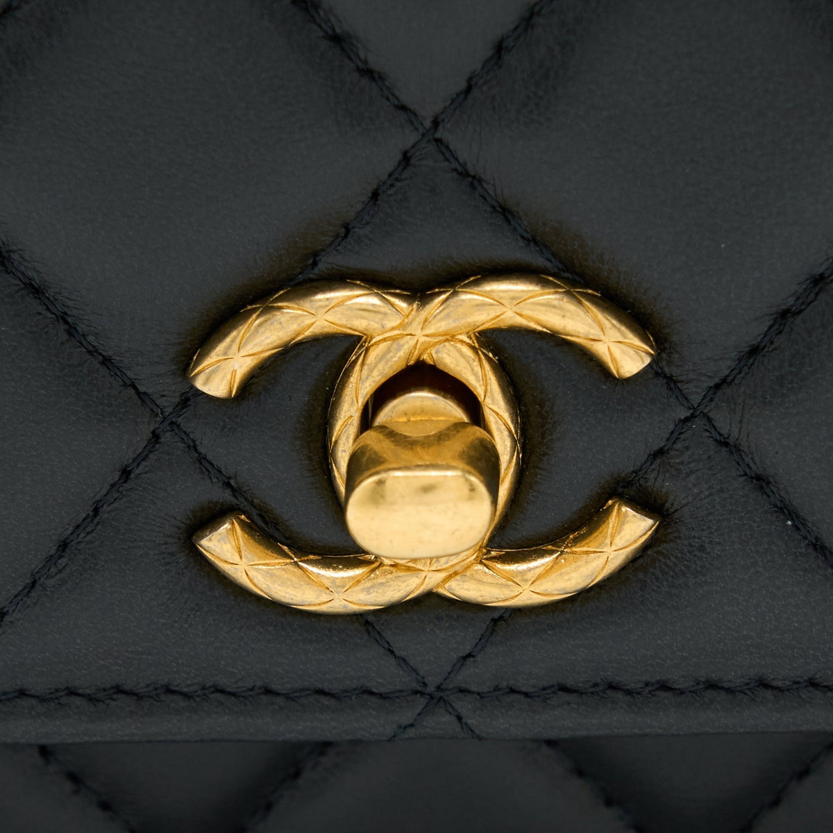chanel-22k-gold-pillar-wallet-on-chain-lambskin-ghw