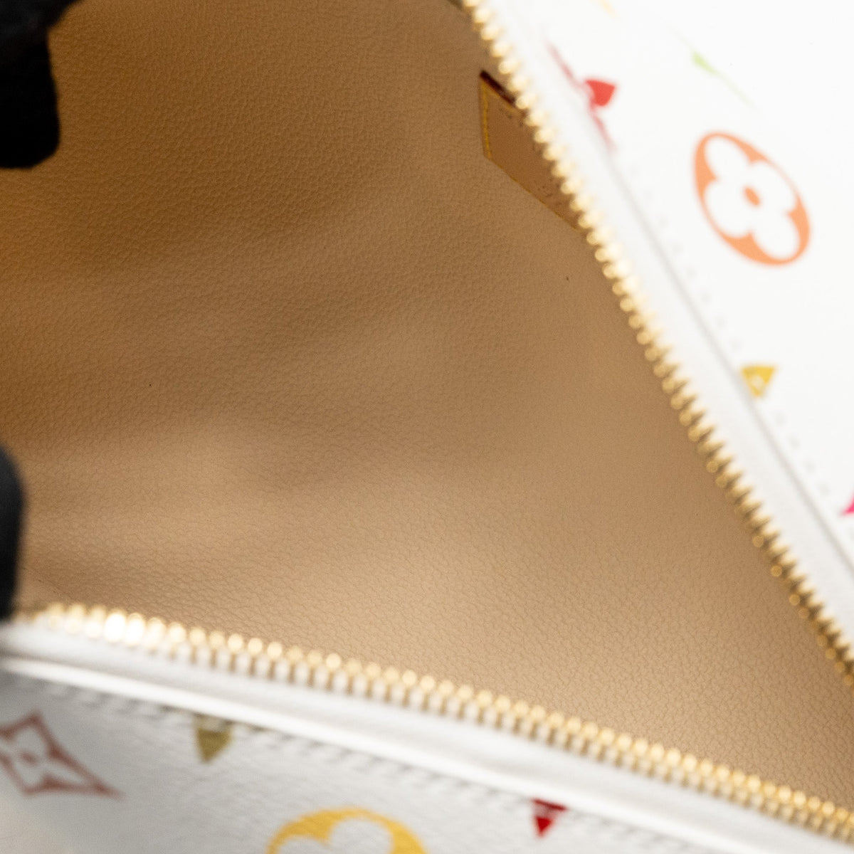 louis-vuitton-x-takashi-murakami-cosmetic-pouch-multicoloured-monogram-canvas-white-ghw