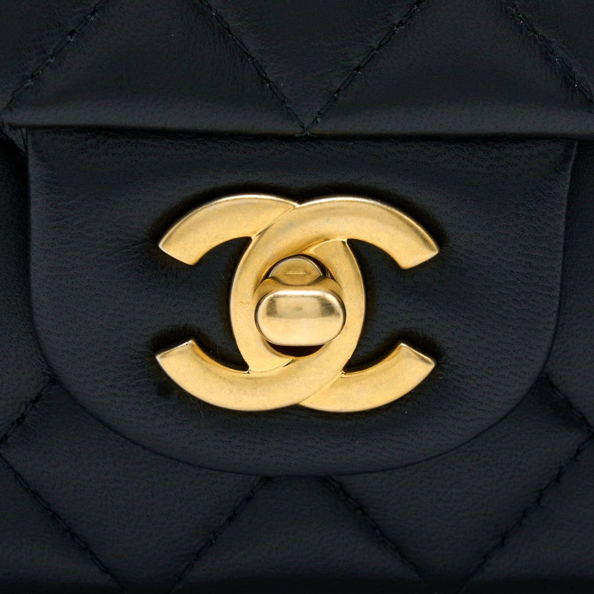 chanel-21k-top-handle-mini-rectangular-flap-bag-lambskin-black-brushed-ghwmicrochip