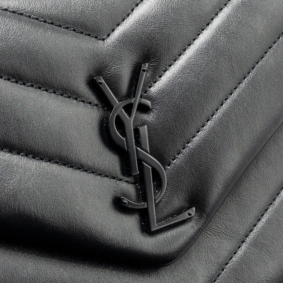 saint-laurent-ysl-medium-loulou-shoulder-bag-calfskin-so-blac