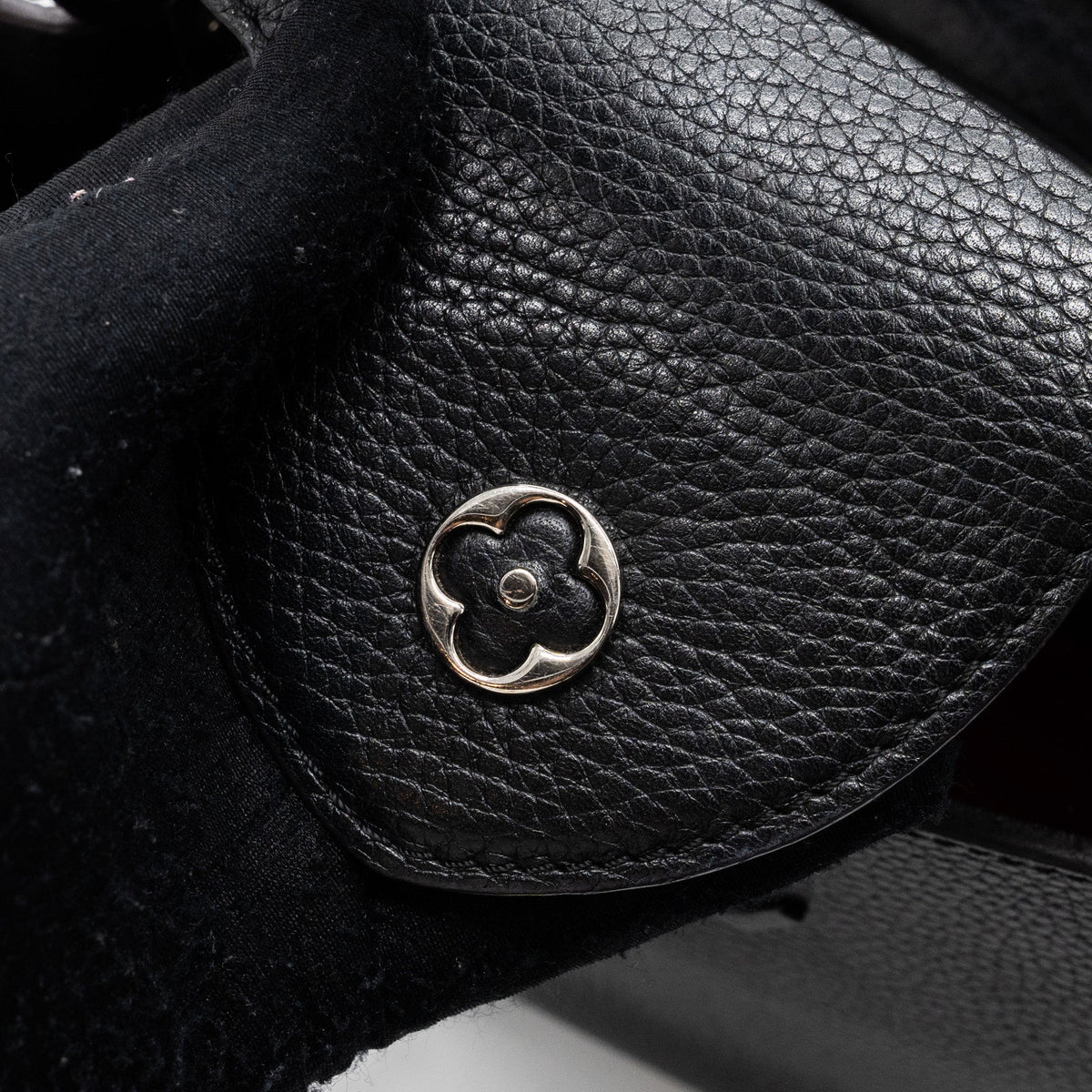 louis-vuitton-capucines-pm-calfskin-black-pink-shw