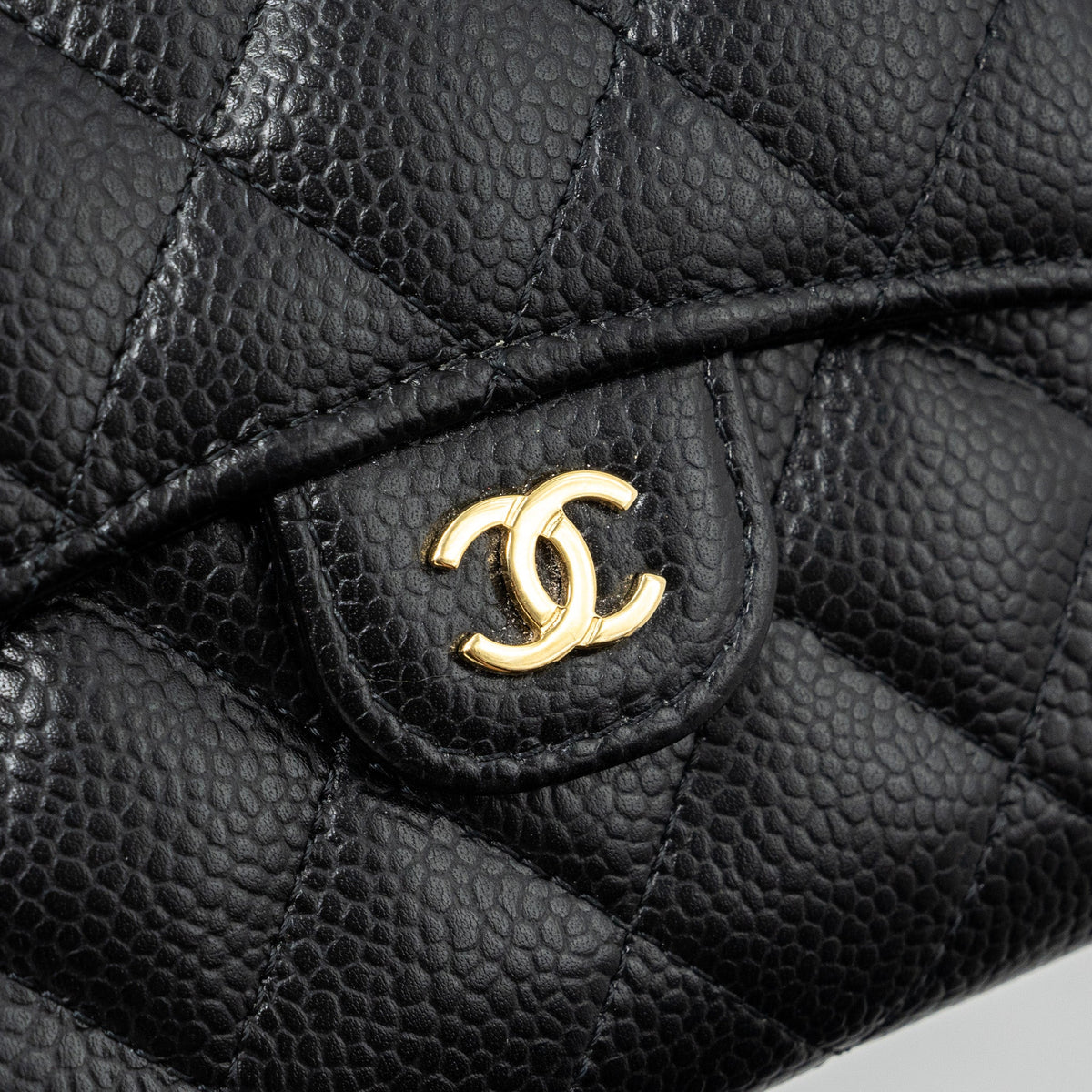 chanel-classic-compact-wallet-caviar-black-ghwmicrochip