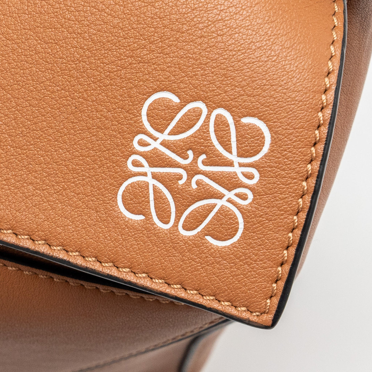 loewe-puzzle-bag-in-classic-calfskin-tan-shw-1