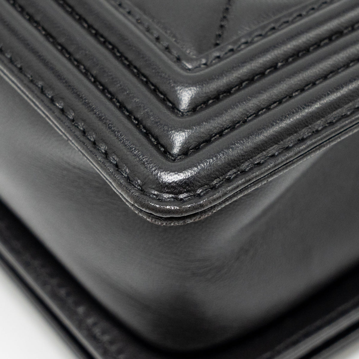 chanel-medium-boy-bag-lambskin-black-ghw-2