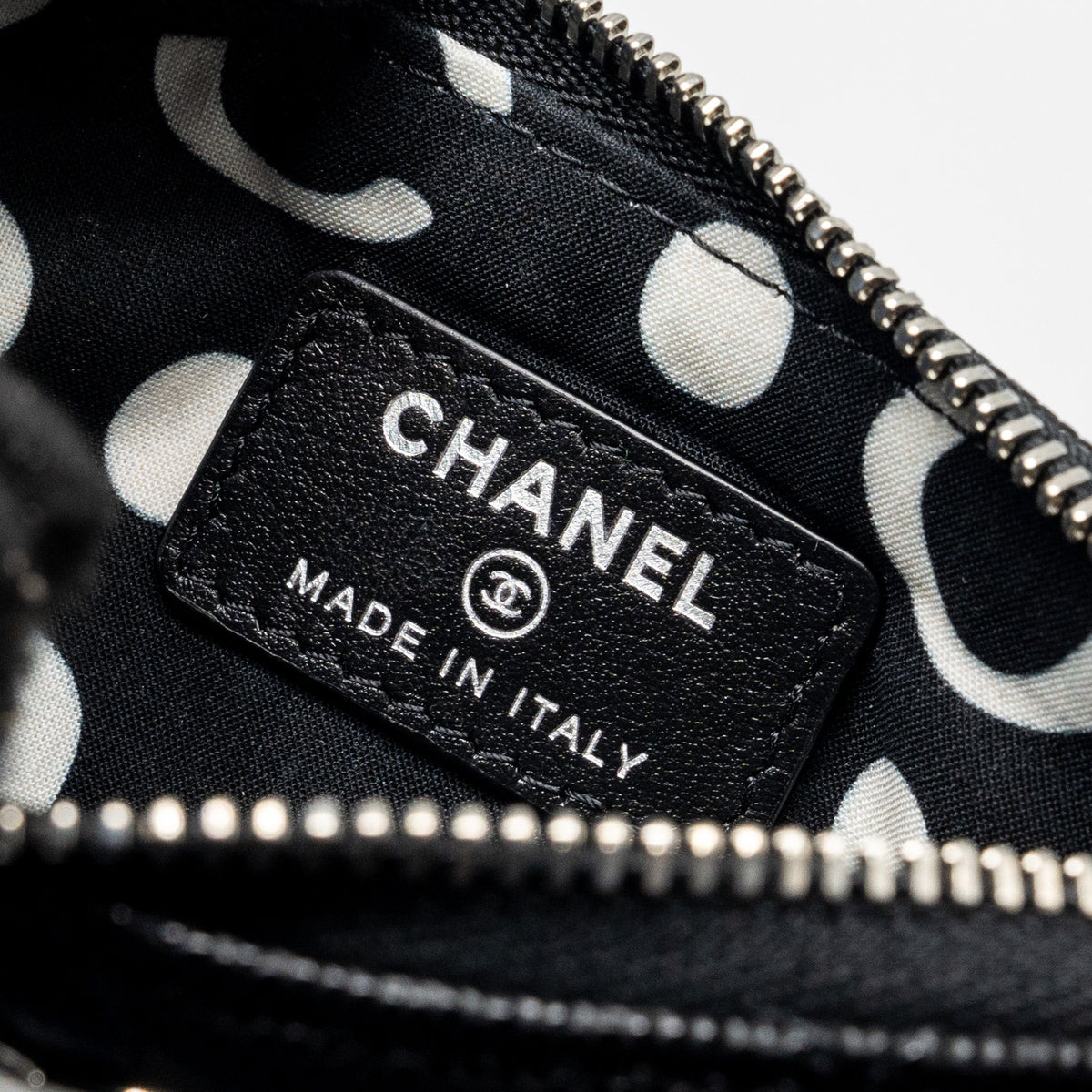 chanel-coco-chanel-on-cc-logo-mini-ocase-zip-pouch-caviar-black-shw-microchip