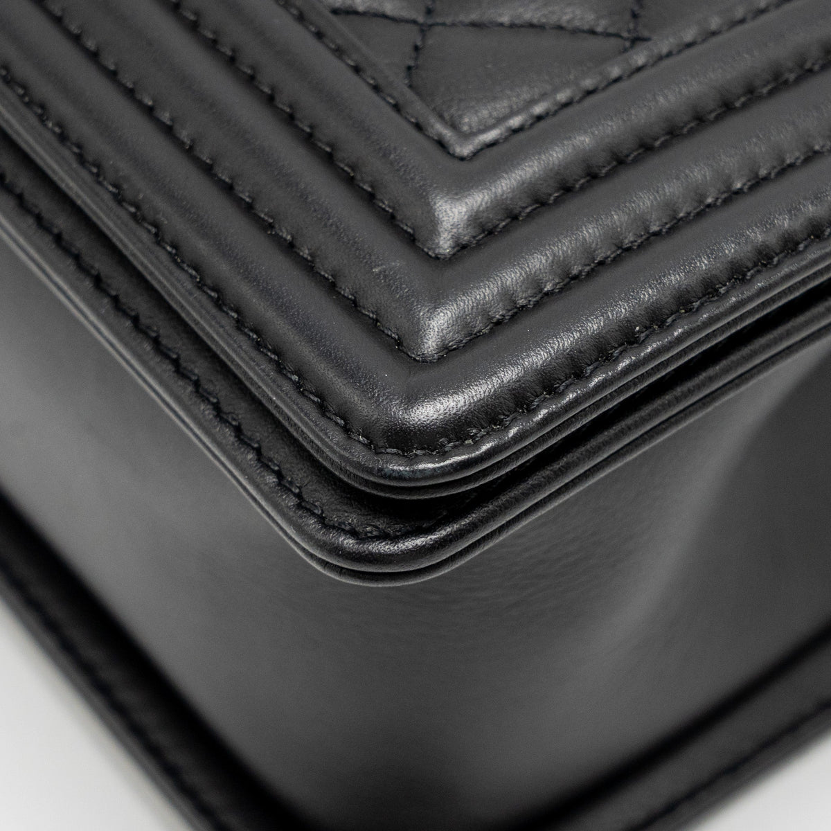 chanel-medium-boy-bag-calfskin-black-ghwmicrochip