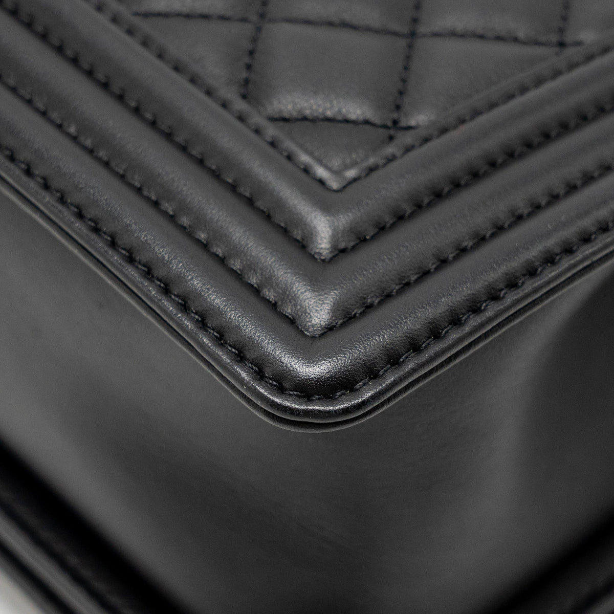 chanel-medium-boy-bag-calfskin-black-ghwmicrochip