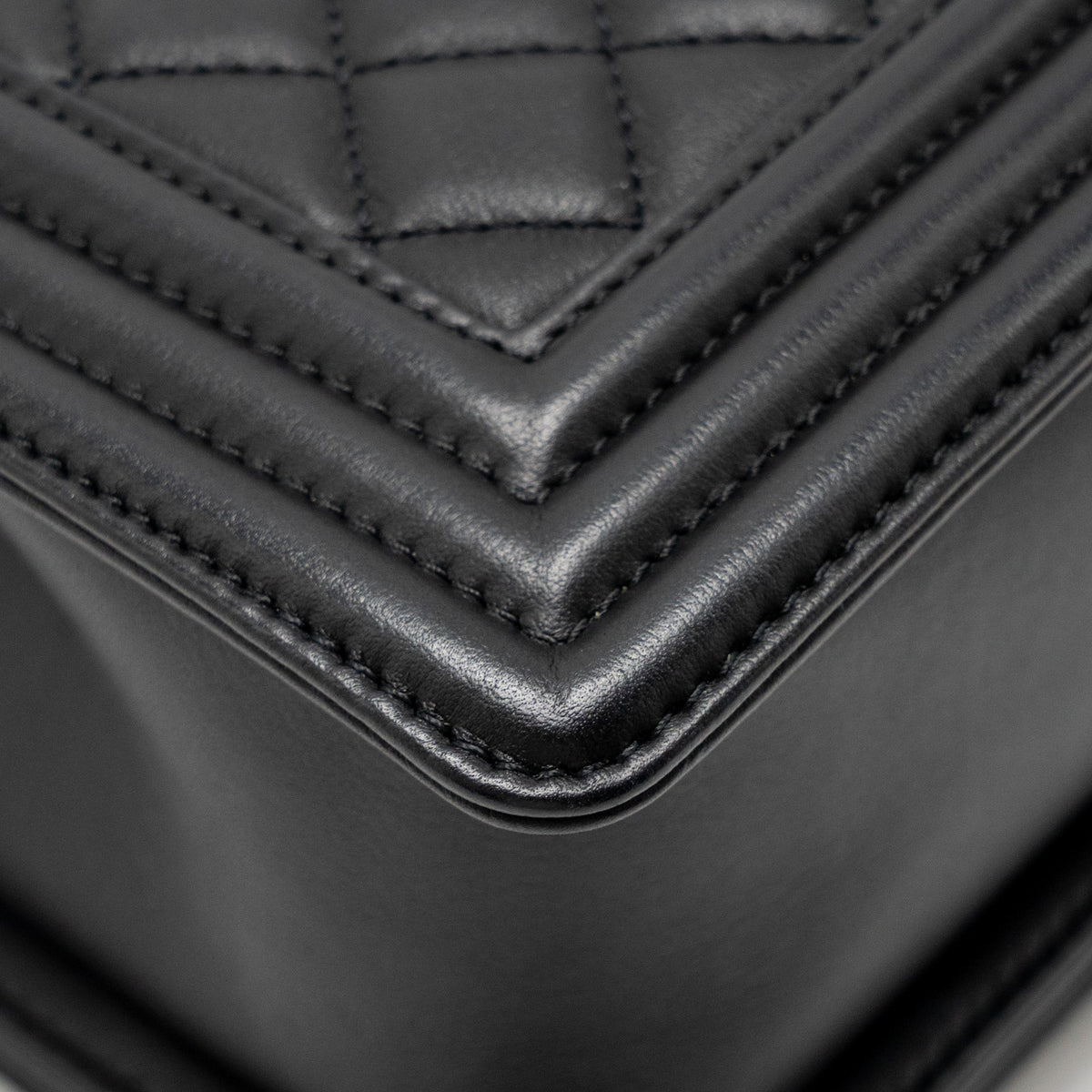 chanel-medium-boy-bag-calfskin-black-ghwmicrochip