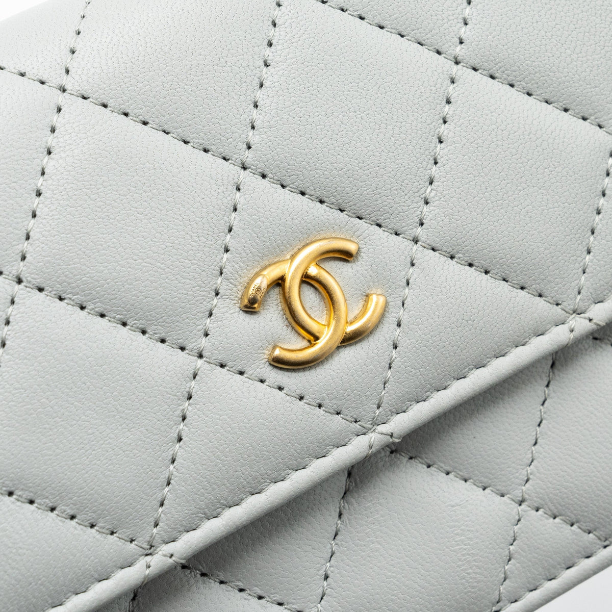 chanel-pearl-crush-mini-wallet-on-chain-lambskin-light-grey-brushed-ghwmicrochip