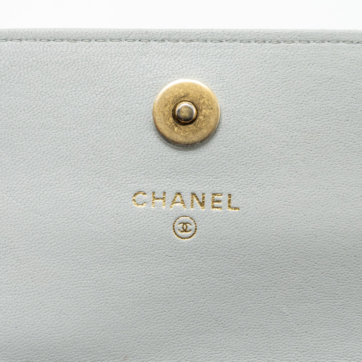 chanel-pearl-crush-mini-wallet-on-chain-lambskin-light-grey-brushed-ghwmicrochip