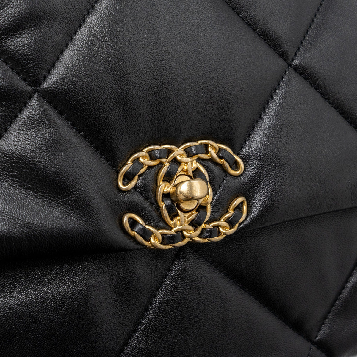 chanel-medium-19-bag-lambskin-black-multicolour-hardwaremicrochip
