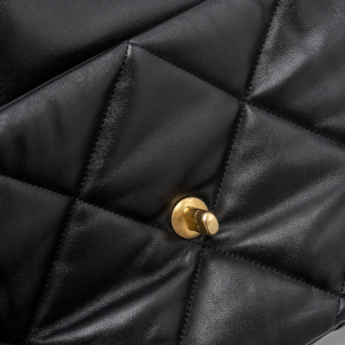 chanel-medium-19-bag-lambskin-black-multicolour-hardwaremicrochip
