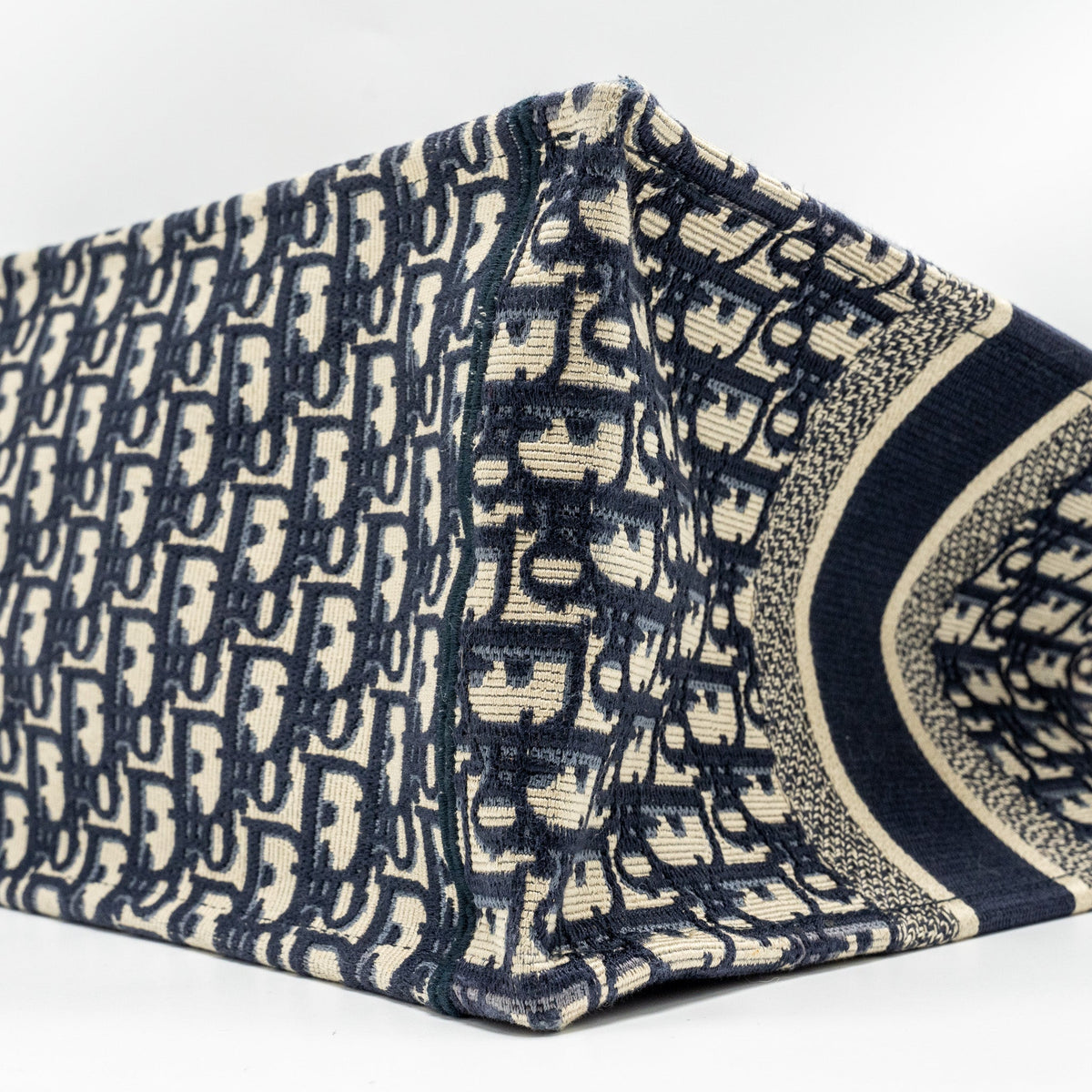 dior-medium-book-tote-dior-oblique-embroidery-blue