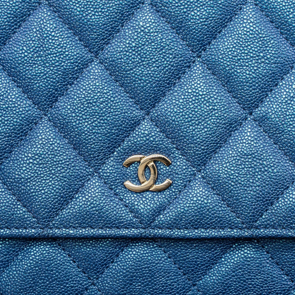 chanel-classic-wallet-on-chain-caviar-iridescent-blue-lghw-1