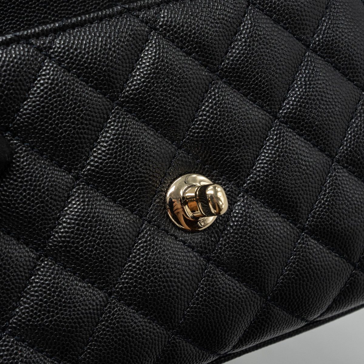 chanel-coco-handle-extra-mini-caviar-black-lghwmicrochip-2