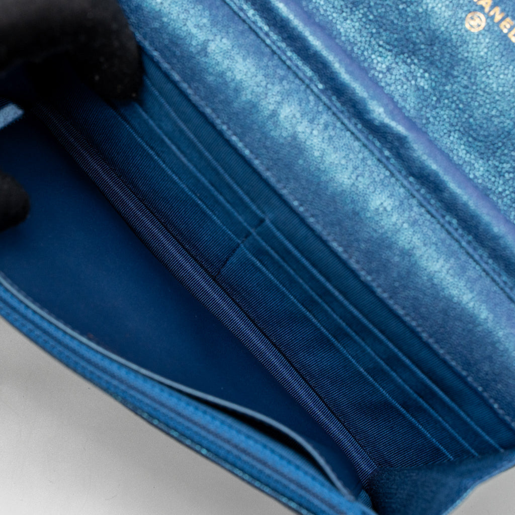 chanel-classic-wallet-on-chain-caviar-iridescent-blue-lghw-1